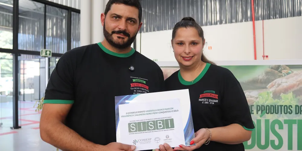 Juliano e Vanderlea Marcon receberam o selo SISBI durante a 1ª Mostra de Produtos da Agroindústria de Campo Largo