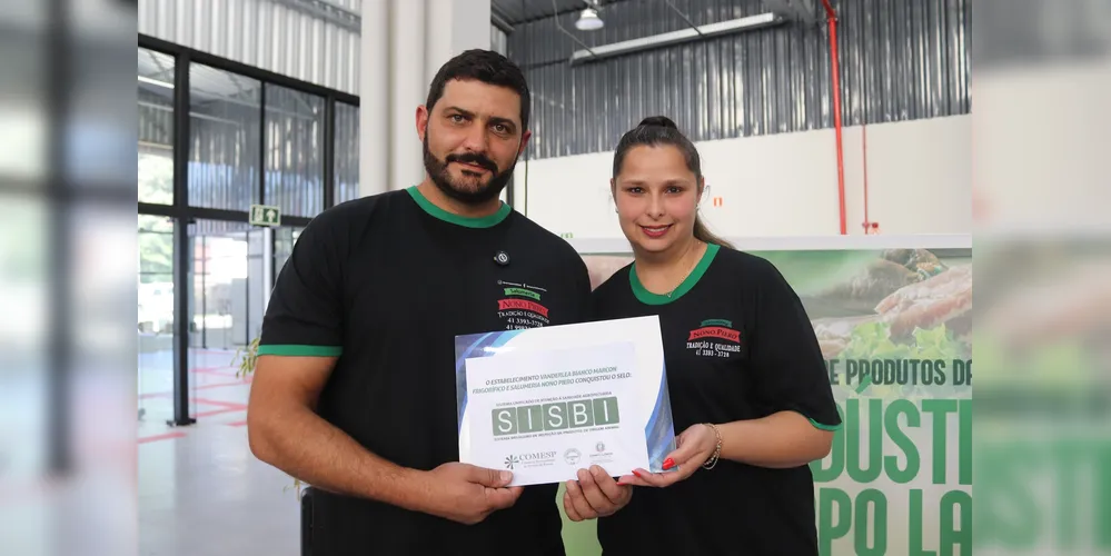 Juliano e Vanderlea Marcon receberam o selo SISBI durante a 1ª Mostra de Produtos da Agroindústria de Campo Largo