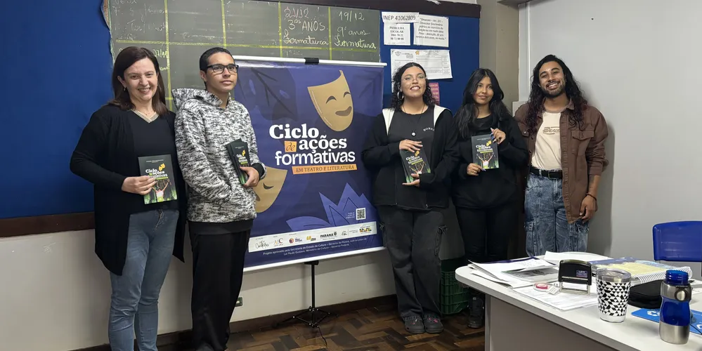 Os alunos leram textos, debateram ideias e escreveram cenas curtas de dramaturgia