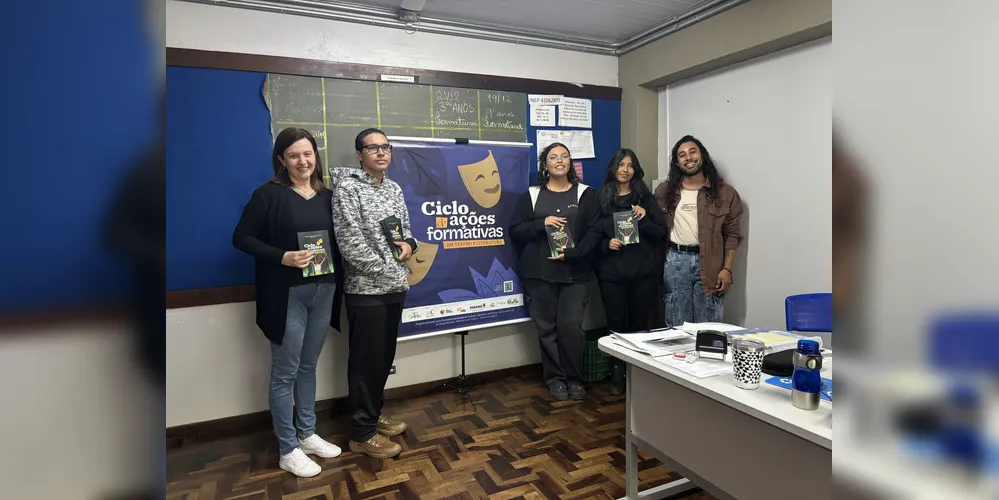 Os alunos leram textos, debateram ideias e escreveram cenas curtas de dramaturgia