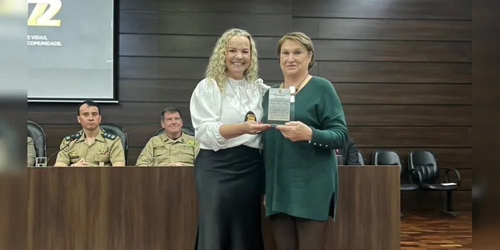 Delegada-chefe do Nucria, Ana Paula Cunha Carvalho, e presidente da instituição, Cirlei Simão Pauliki