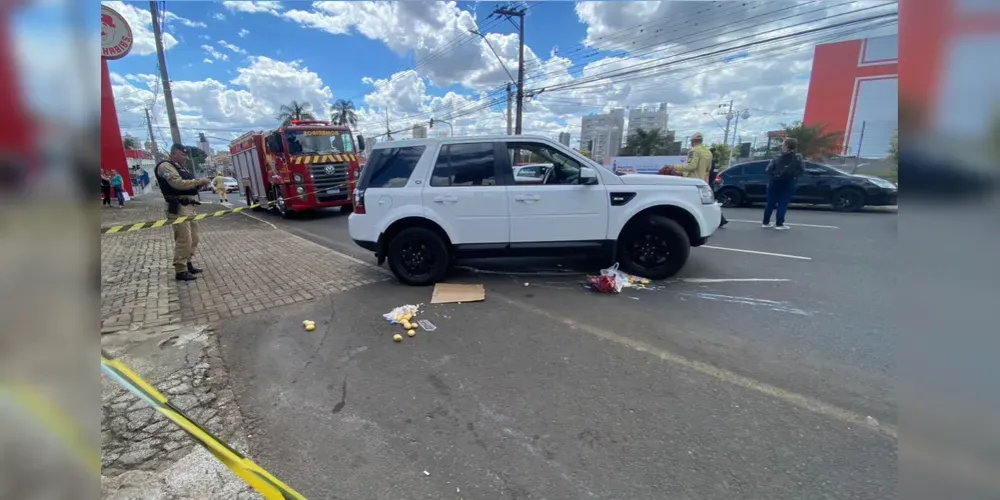 Em imagens no local, é possível ver que as compras da mulher também acabaram sendo danificadas