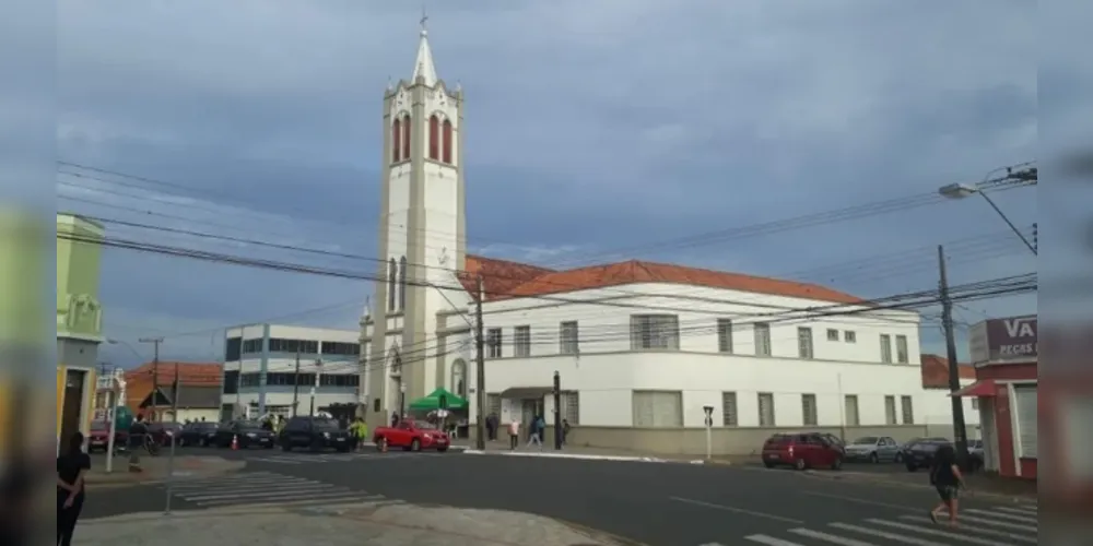 A 'Igrejinha de Uvaranas' está localizada na avenida General Carlos Cavalcanti