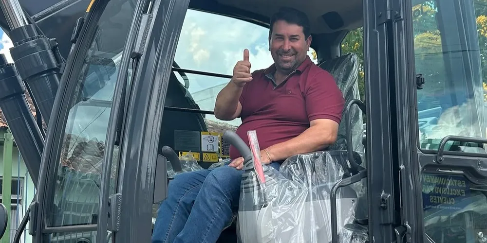 O prefeito Orli de Cristo celebrou a entrega dos maquinários