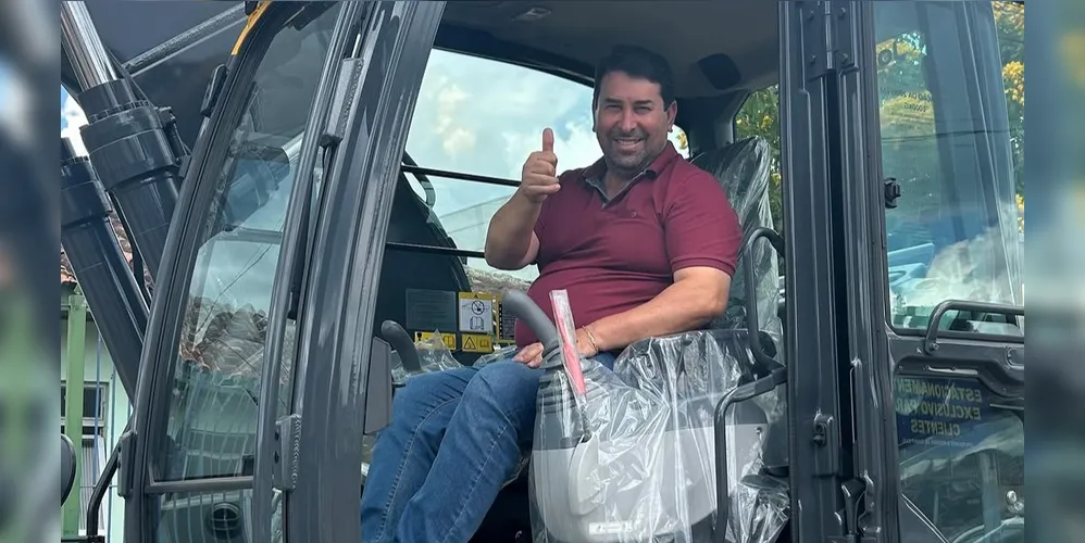 O prefeito Orli de Cristo celebrou a entrega dos maquinários