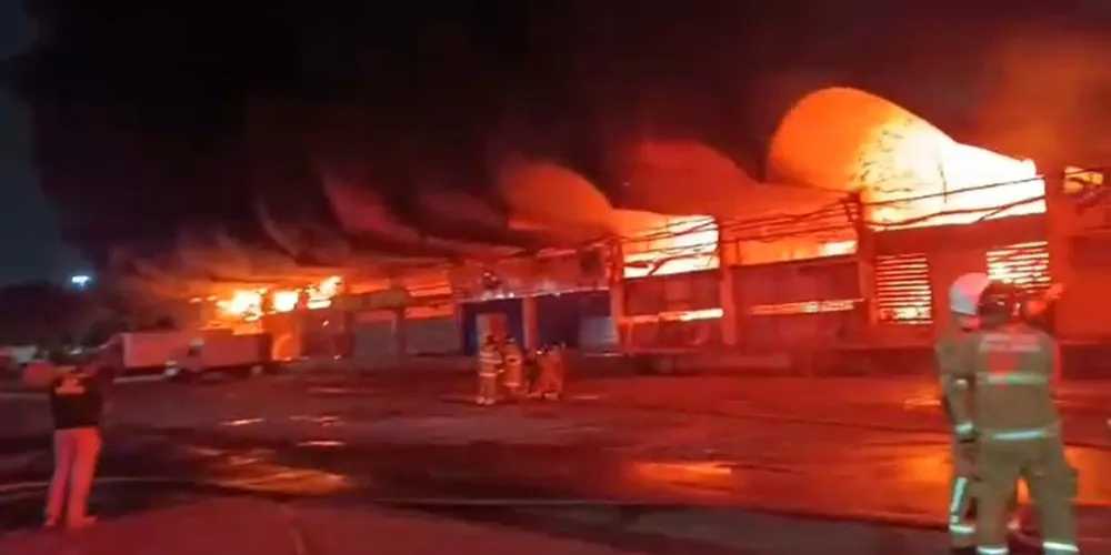Incêndio destruiu parte da estrtura do Ceasa, localizado na região de Irajá, zona Norte do Rio de Janeiro
