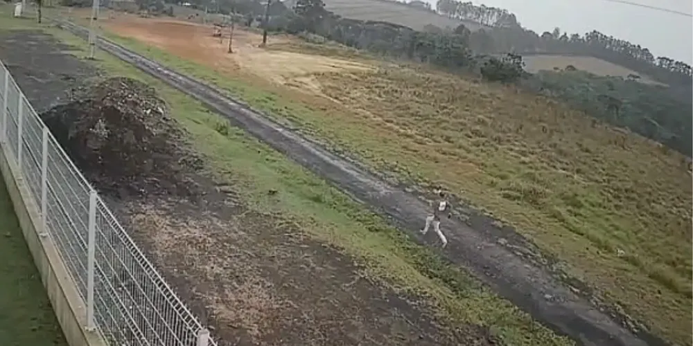 Imagens de câmera de segurança flagraram o suspeito fugindo
