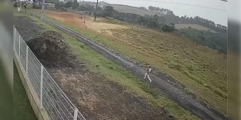 Imagens de câmera de segurança flagraram o suspeito fugindo