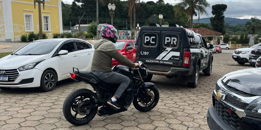 A motocicleta foi apreendida, e o suspeito foi conduzido à Delegacia de Piraí do Sul,
