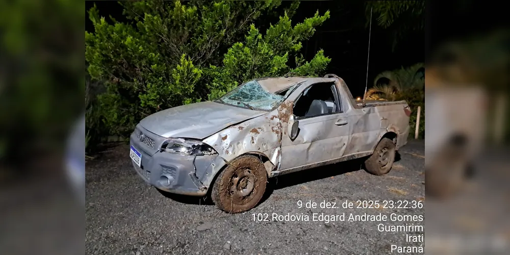 Veículo foi muito danificado pela colisão