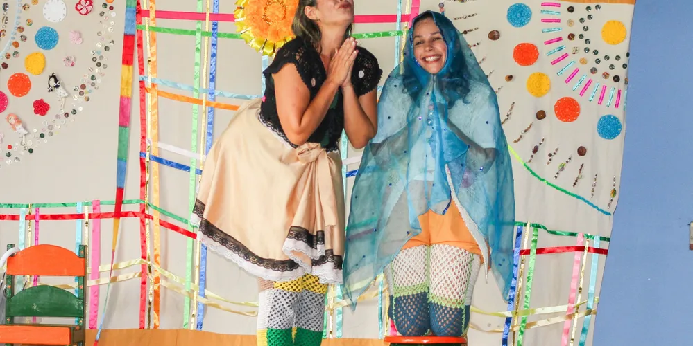 Além dos espetáculos, o projeto oferece uma oficina de formação e palestras-debates