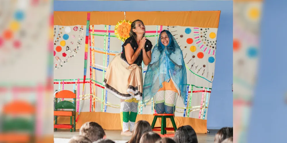 Além dos espetáculos, o projeto oferece uma oficina de formação e palestras-debates