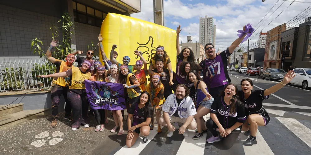 Alunos aprovados fizeram grande festa na tarde dessa terça-feira