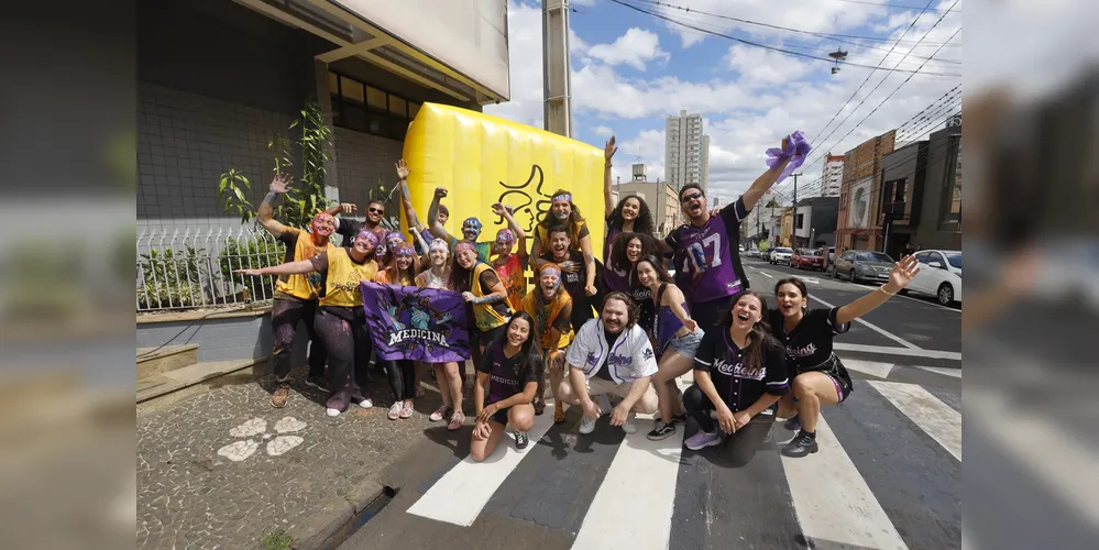 Alunos aprovados fizeram grande festa na tarde dessa terça-feira