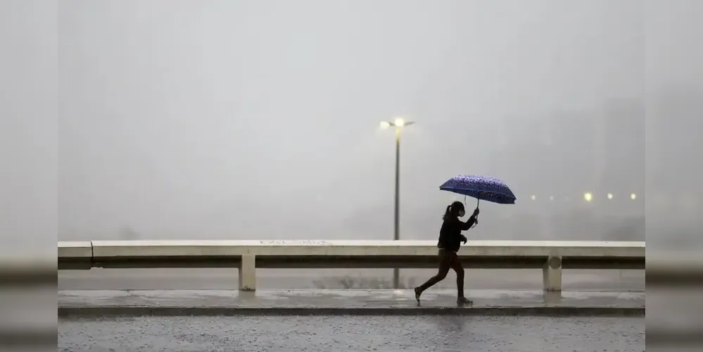 A precipitação acumulada no mês de novembro deve ficar um pouco acima da média no Paraná