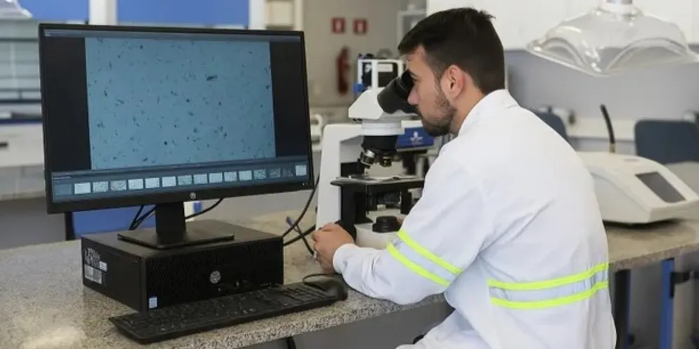 Profissional durante pesquisa em laboratório