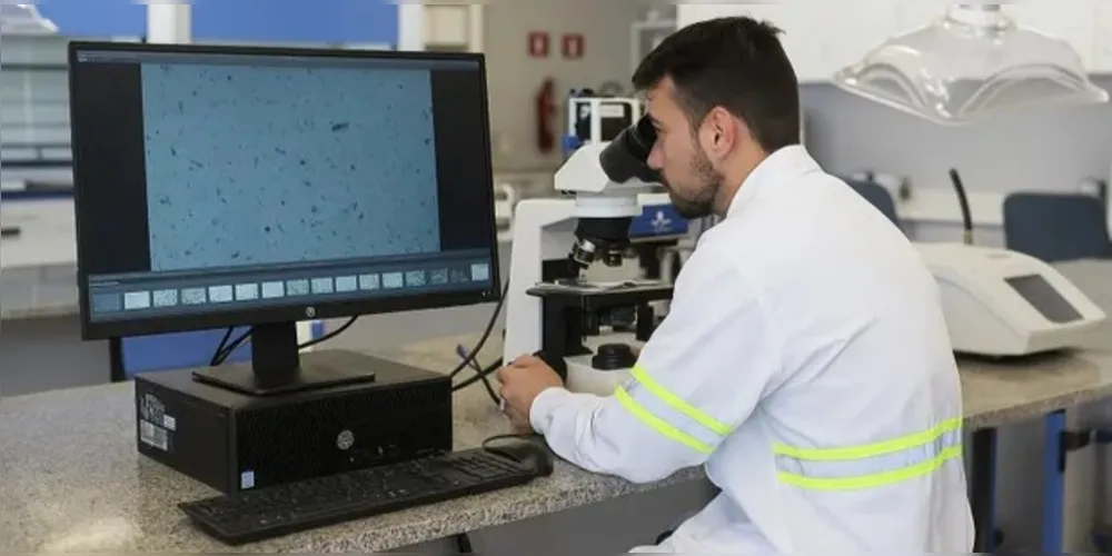 Profissional durante pesquisa em laboratório
