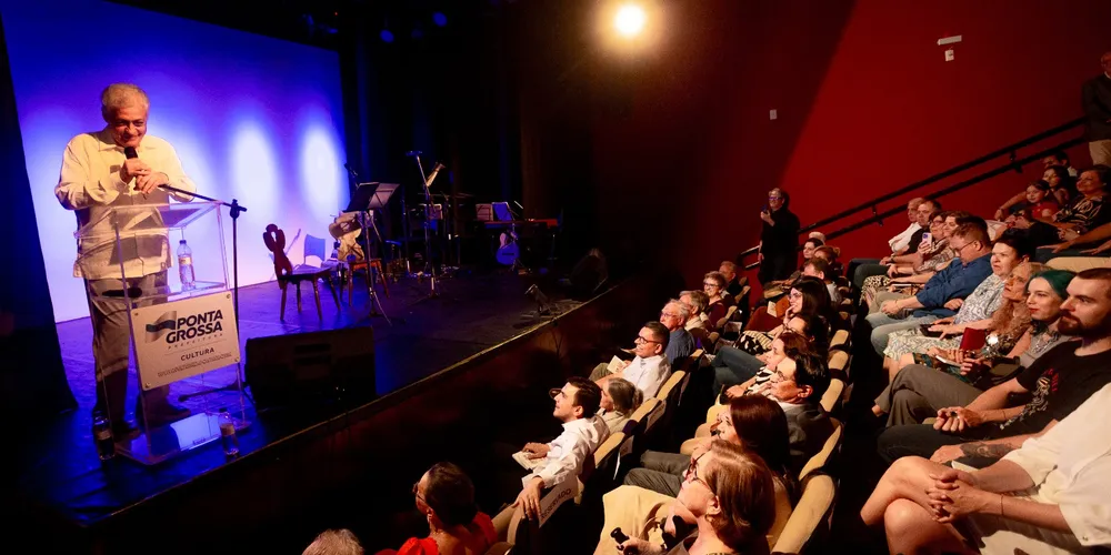 O ex-prefeito e escritor Péricles de Holleben Mello no lançamento de seu livro "Melodia de Uvaranas"