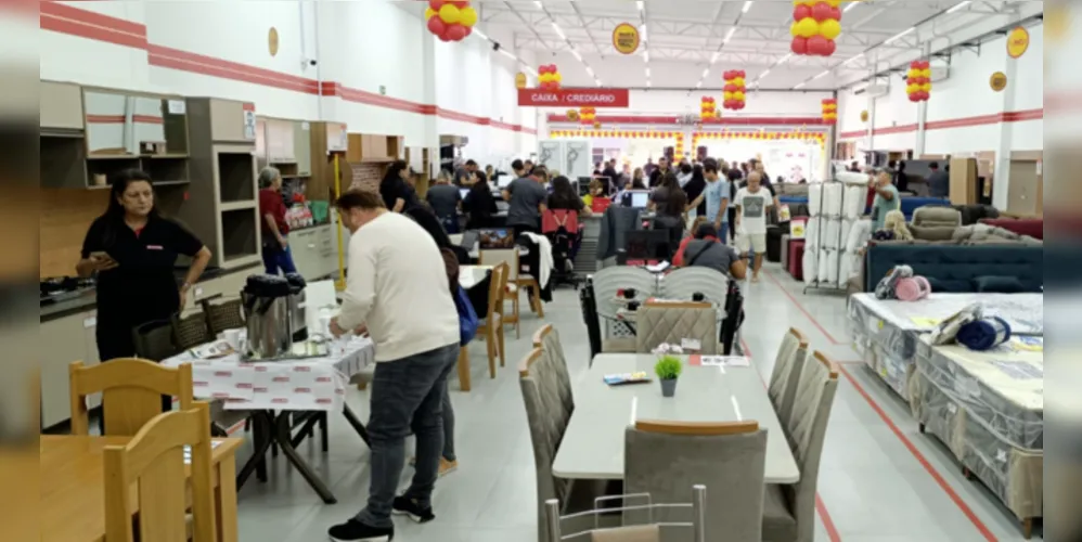 Lojas atendem até mais tarde neste sábado e domingo e na próxima semana