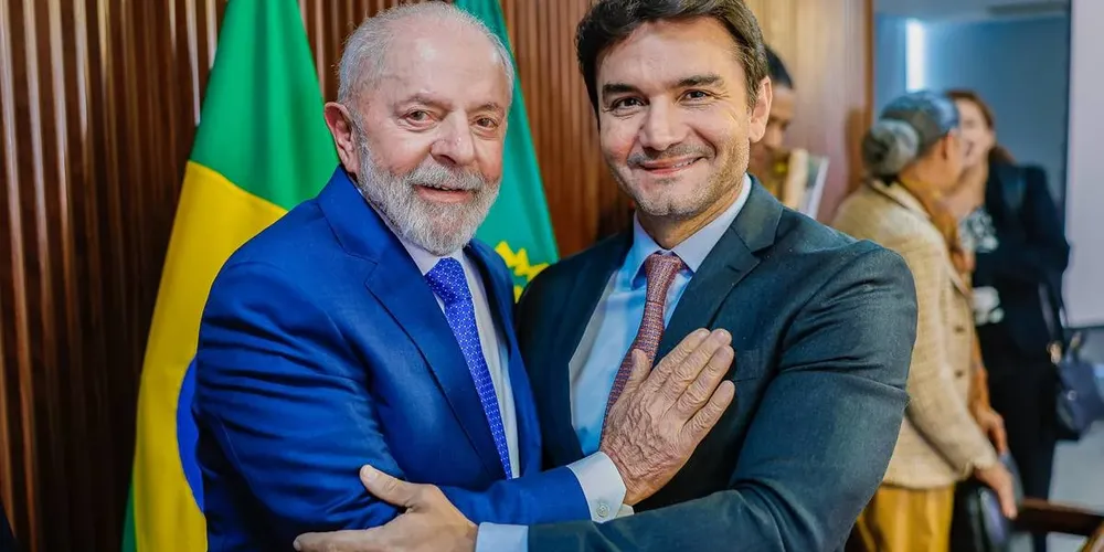 Presidente Lula (PT) abraçado com Celso Sabino