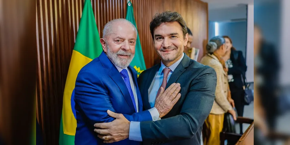 Presidente Lula (PT) abraçado com Celso Sabino