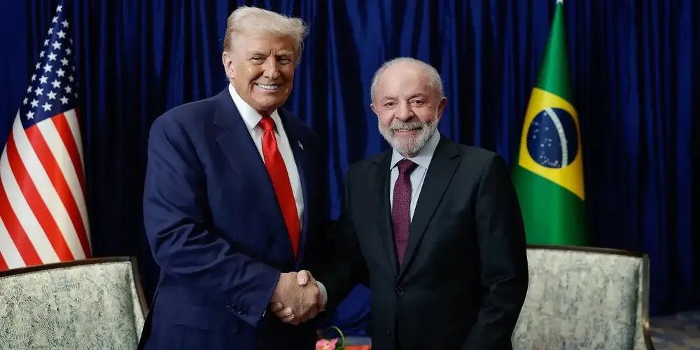 Presidente Donald Trump e presidente Lula posam para foto em aperto de mãos