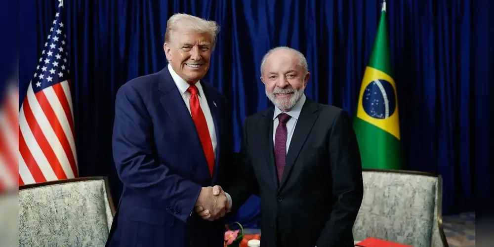 Presidente Donald Trump e presidente Lula posam para foto em aperto de mãos