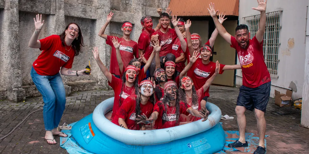 Alunos celebraram as aprovações no Colégio nessa quinta