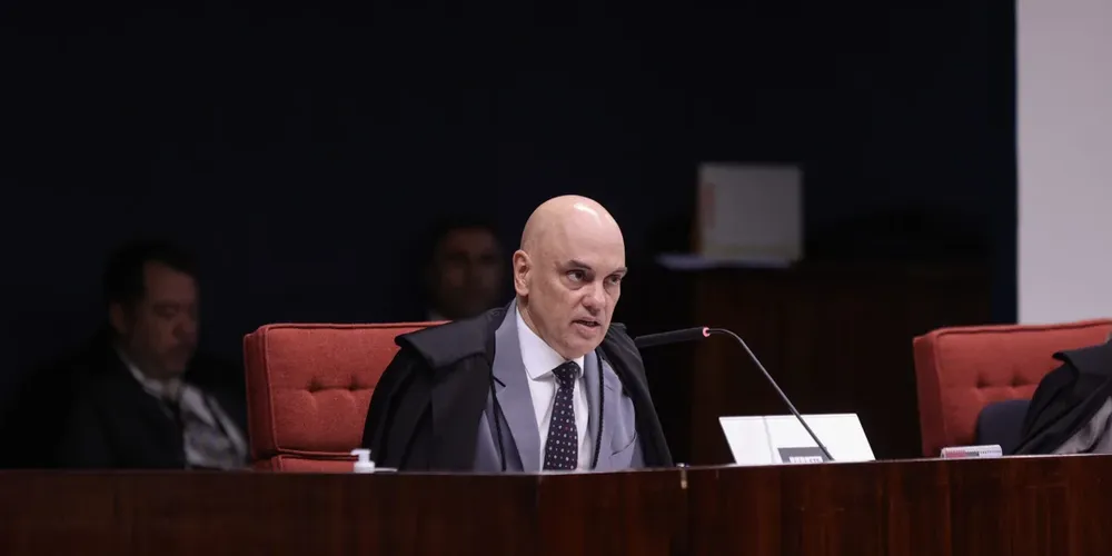 Alexandre de Moraes determinou a prisão preventiva de Bolsonaro (PL) neste sábado (22)