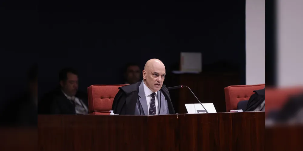Alexandre de Moraes determinou a prisão preventiva de Bolsonaro (PL) neste sábado (22)