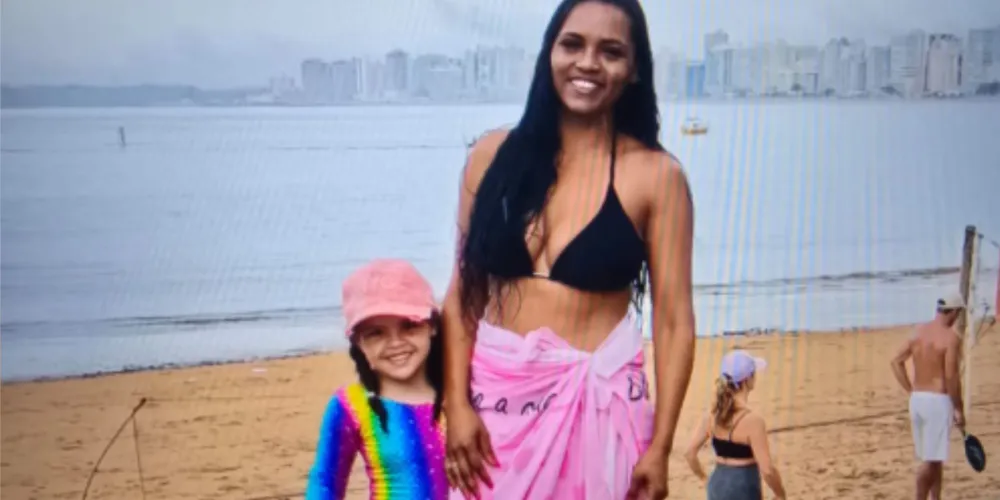 Anna Luísa, ao lado da mãe Esther Coelho