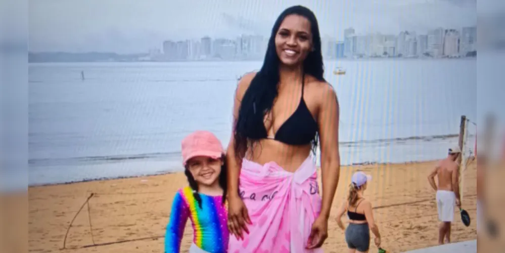 Anna Luísa, ao lado da mãe Esther Coelho