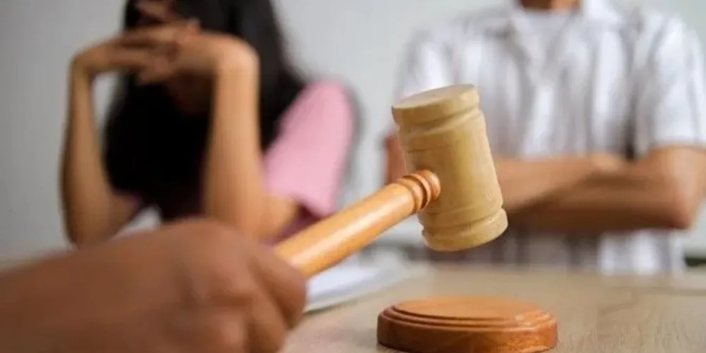 Mãe e filho processam pai que "pulou a cerca" em SC