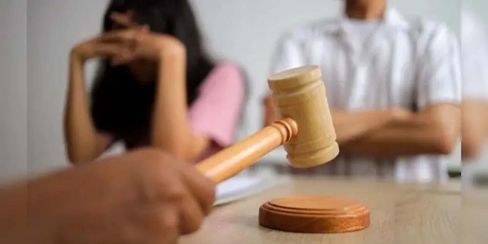 Mãe e filho processam pai que "pulou a cerca" em SC