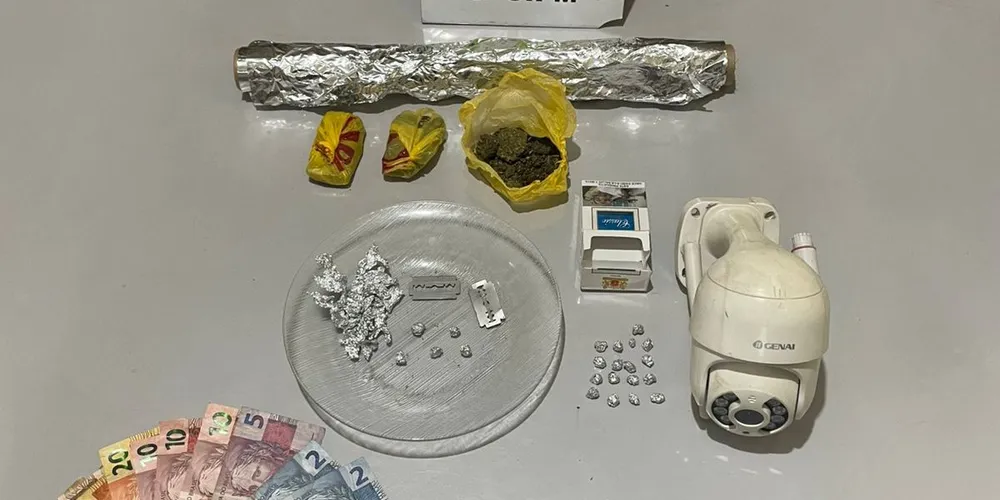 Drogas, dinheiro e celulares foram apreendidos