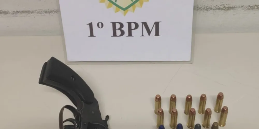 Arma de fogo e munições foram apreendidas
