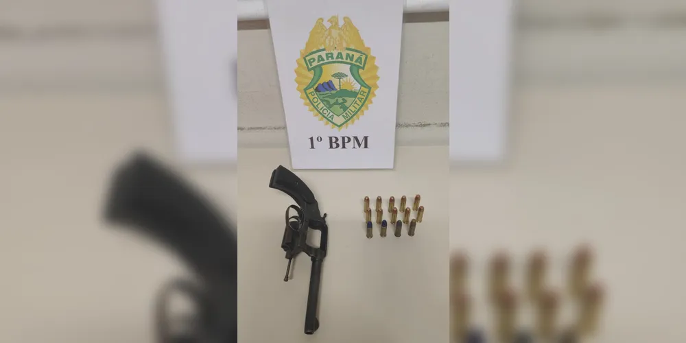 Arma de fogo e munições foram apreendidas