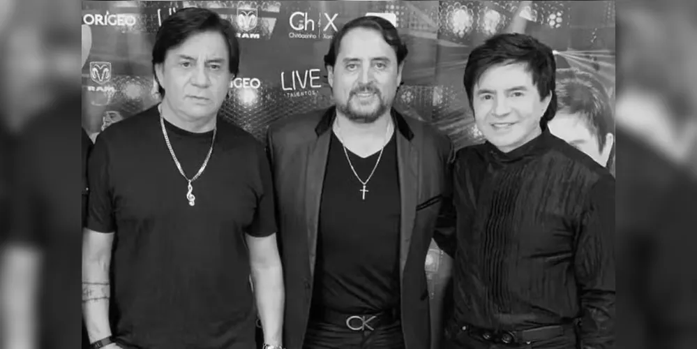 Mauri Lima posa para a foto com os irmãos, a dupla Chitãozinho e Xororó