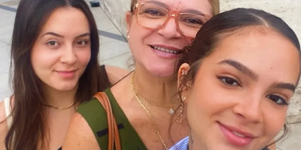 Débora Maia ao lado das filhas Mel Maia e Yasmin Maia