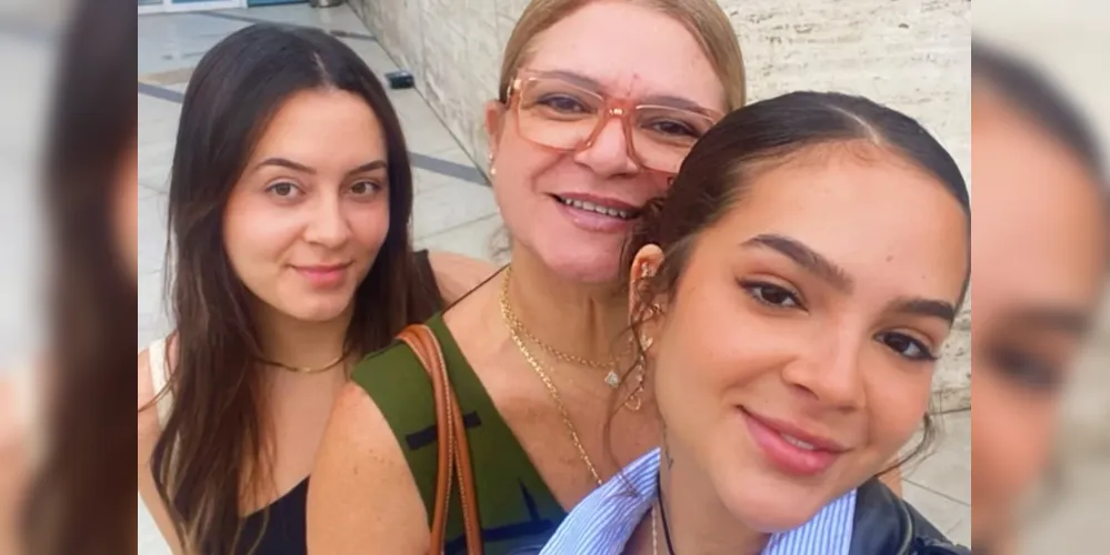 Débora Maia ao lado das filhas Mel Maia e Yasmin Maia