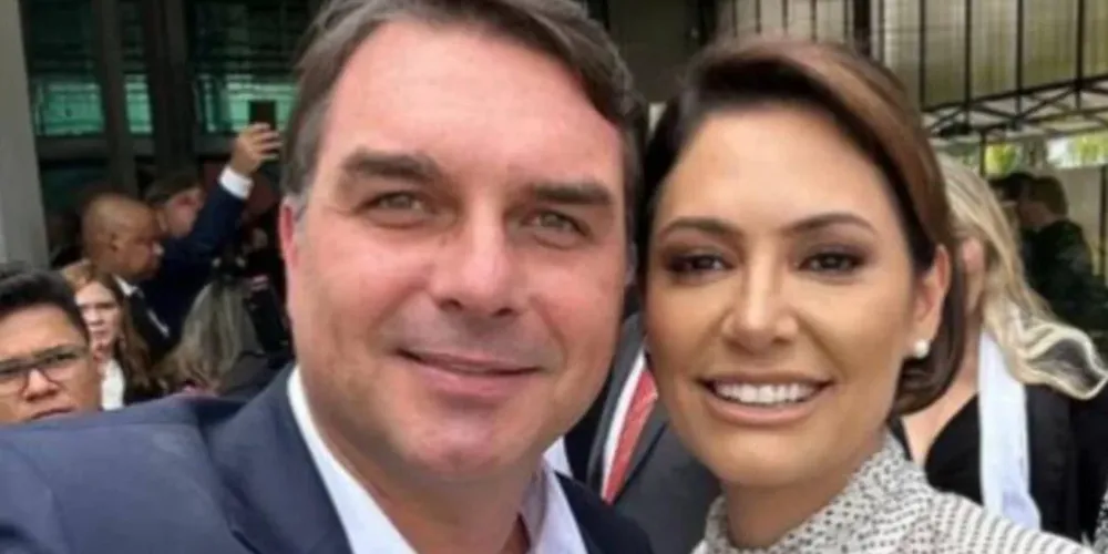 Flávio Bolsonaro, ao lado de Michelle Bolsonaro