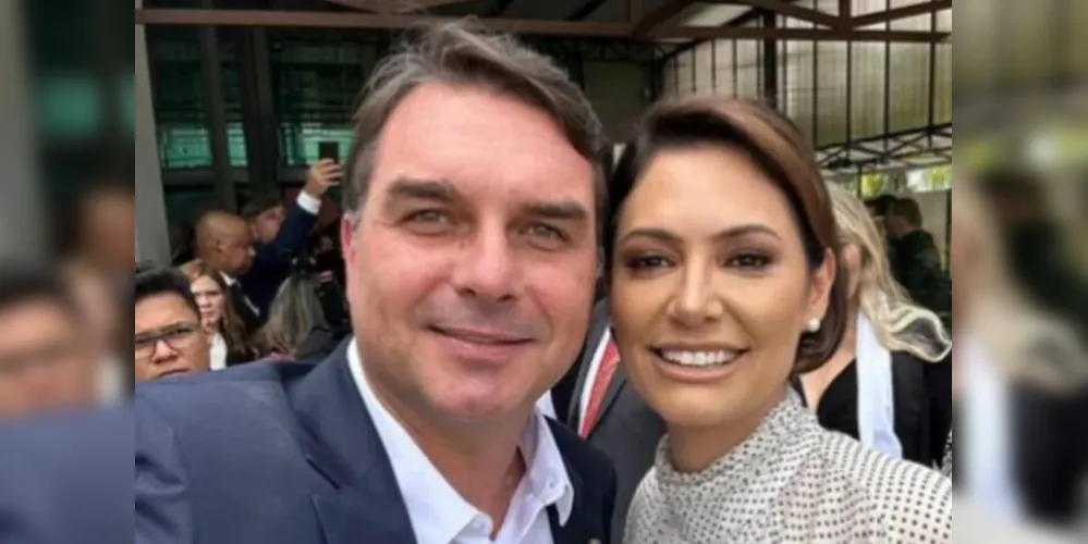 Flávio Bolsonaro, ao lado de Michelle Bolsonaro