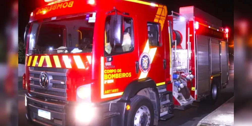 Equipes do Corpo de Bombeiros controlaram o incêndio
