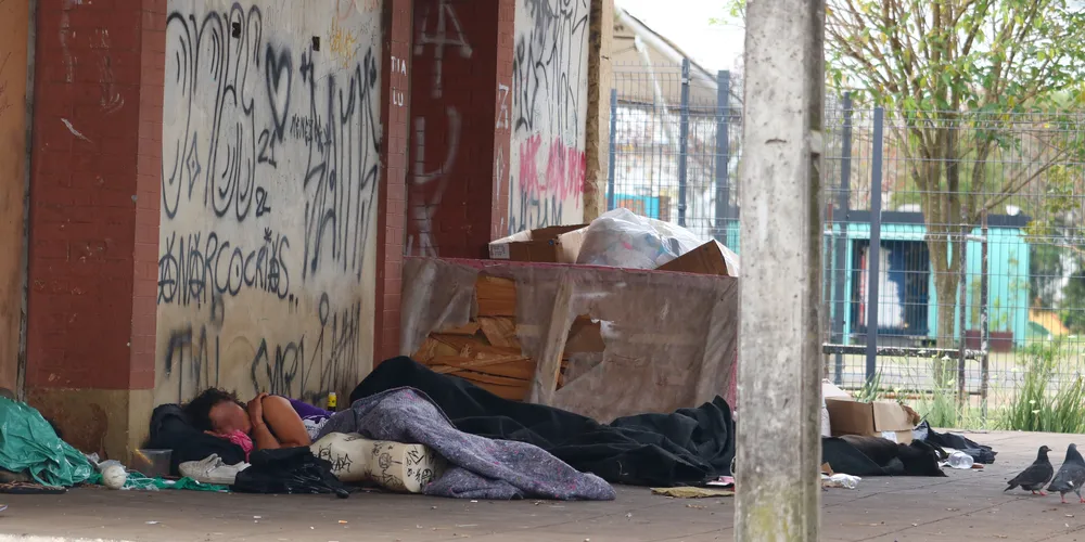 Perfil da Prefeitura Municipal de Ponta Grossa aponta que mais da metade dos casos de abordagem com pessoas em situação de rua se dá por uso de drogas; migrantes são o segundo maior grupo