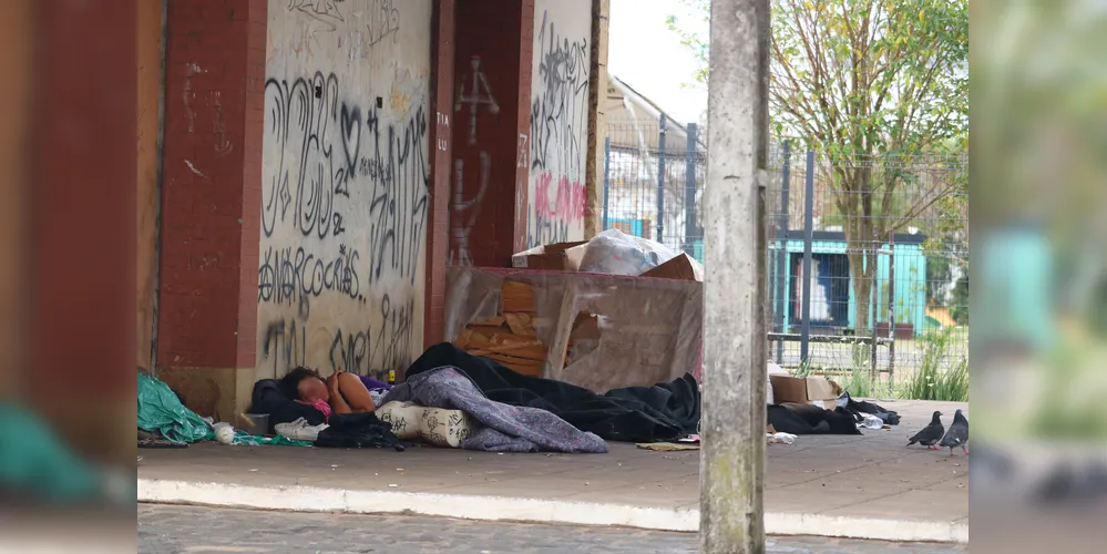 Perfil da Prefeitura Municipal de Ponta Grossa aponta que mais da metade dos casos de abordagem com pessoas em situação de rua se dá por uso de drogas; migrantes são o segundo maior grupo