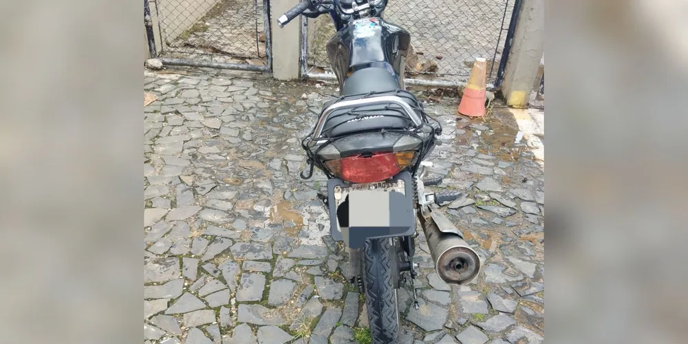O autor recebeu voz de prisão e foi encaminhado, juntamente com a motocicleta, para a Delegacia de Polícia Civil
