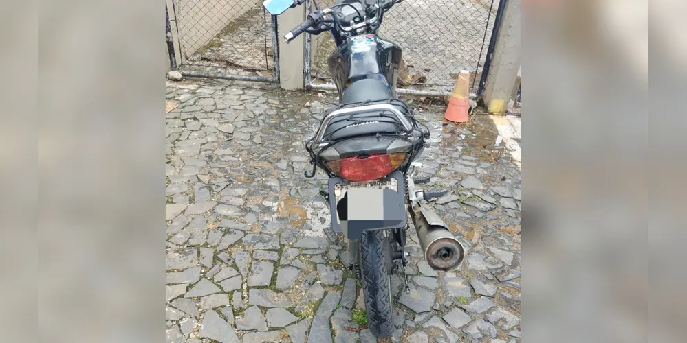 O autor recebeu voz de prisão e foi encaminhado, juntamente com a motocicleta, para a Delegacia de Polícia Civil