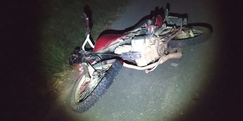 Motocicleta ficou parcialmente destruída após o acidente
