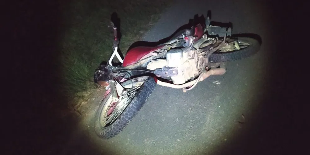 Motocicleta ficou parcialmente destruída após o acidente