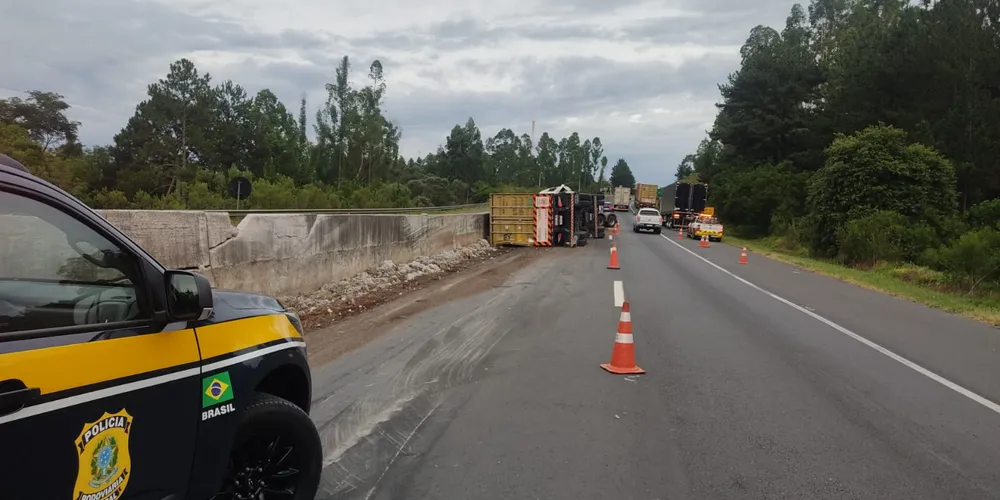O caminhão se arrastou por mais de 60 metros, até parar definitivamente